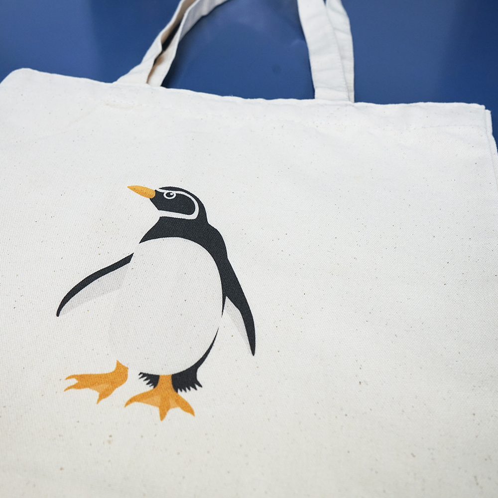 ガーメントプリンターで印刷したサンプル用のペンギントートバッグ